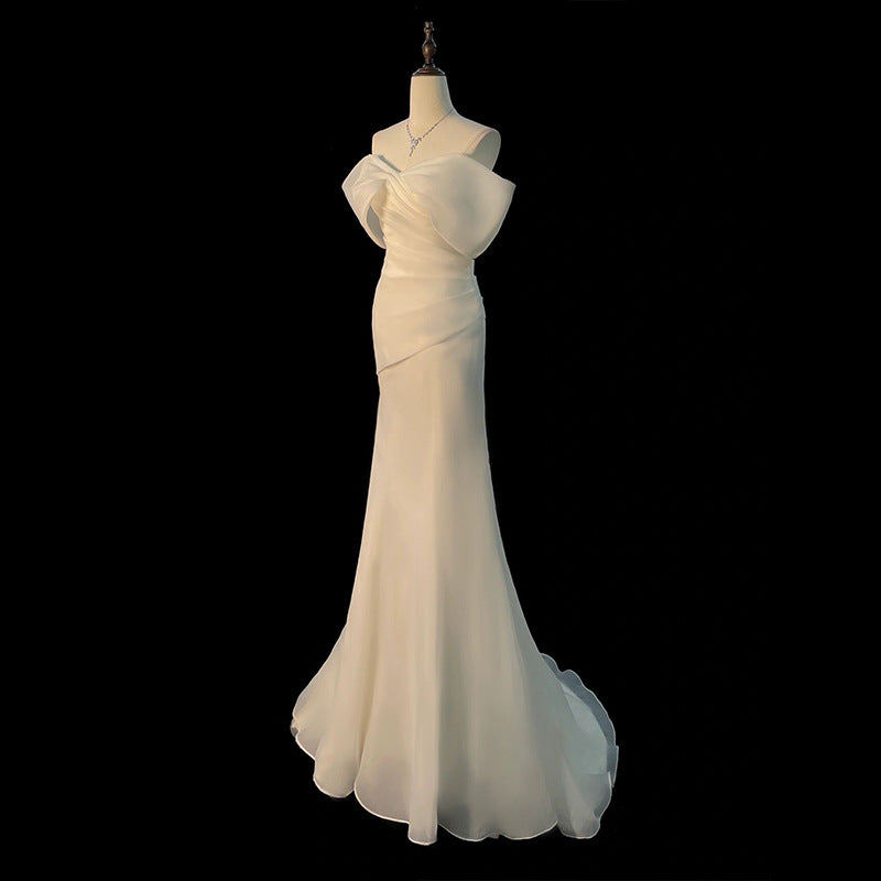 Svatební šaty z lesklého saténu s odhalenými rameny – mořská panna s vlečkou pro cestování nebo obřad (2025)