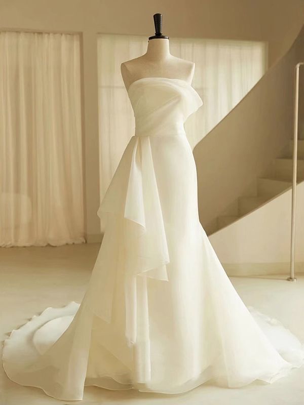 Šaty na svatbu bez ramínek – bílá saténová róba s vlečkou pro podzimní svatby (2025)