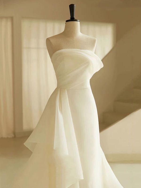 Šaty na svatbu bez ramínek – bílá saténová róba s vlečkou pro podzimní svatby (2025)