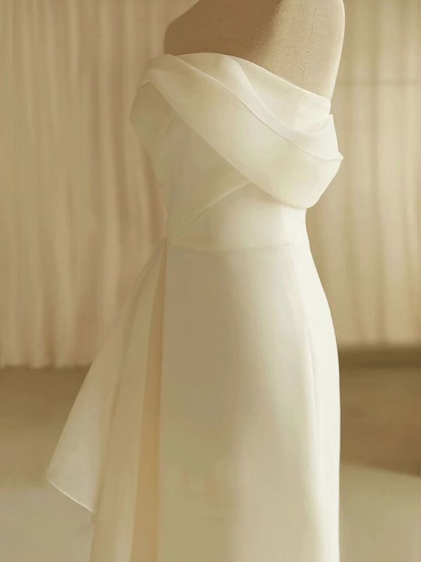 Šaty na svatbu bez ramínek – bílá saténová róba s vlečkou pro podzimní svatby (2025)