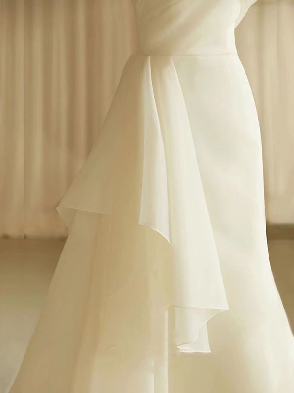 Šaty na svatbu bez ramínek – bílá saténová róba s vlečkou pro podzimní svatby (2025)
