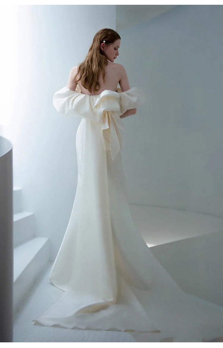 Šaty s odhalenými rameny a dlouhým rukávem – elegantní krajkové svatební šaty pro nevěsty na podzim/zimu (2025)