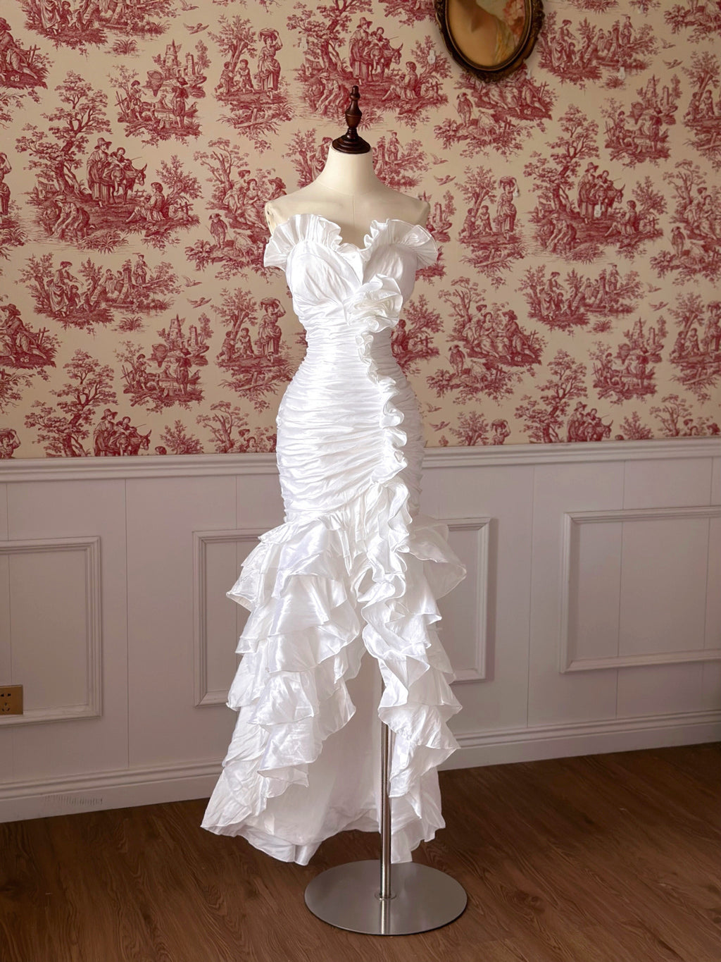 Long-Sleeve Vintage Wedding Gown – Forest-Inspired Elegant Satin Dress (2025)