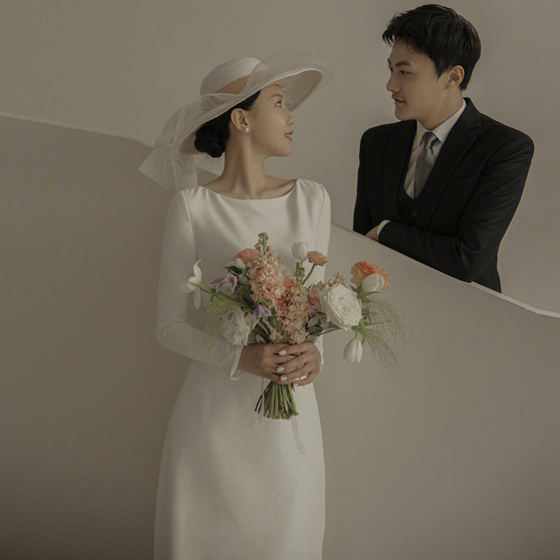 Svatební šaty s výstřihem do V z saténu – krátké bílé šaty s krajkovým detailem pro zásnuby (2025)