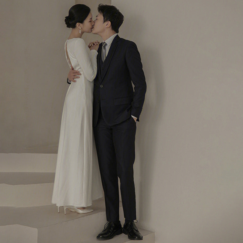 Svatební šaty s výstřihem do V z saténu – krátké bílé šaty s krajkovým detailem pro zásnuby (2025)