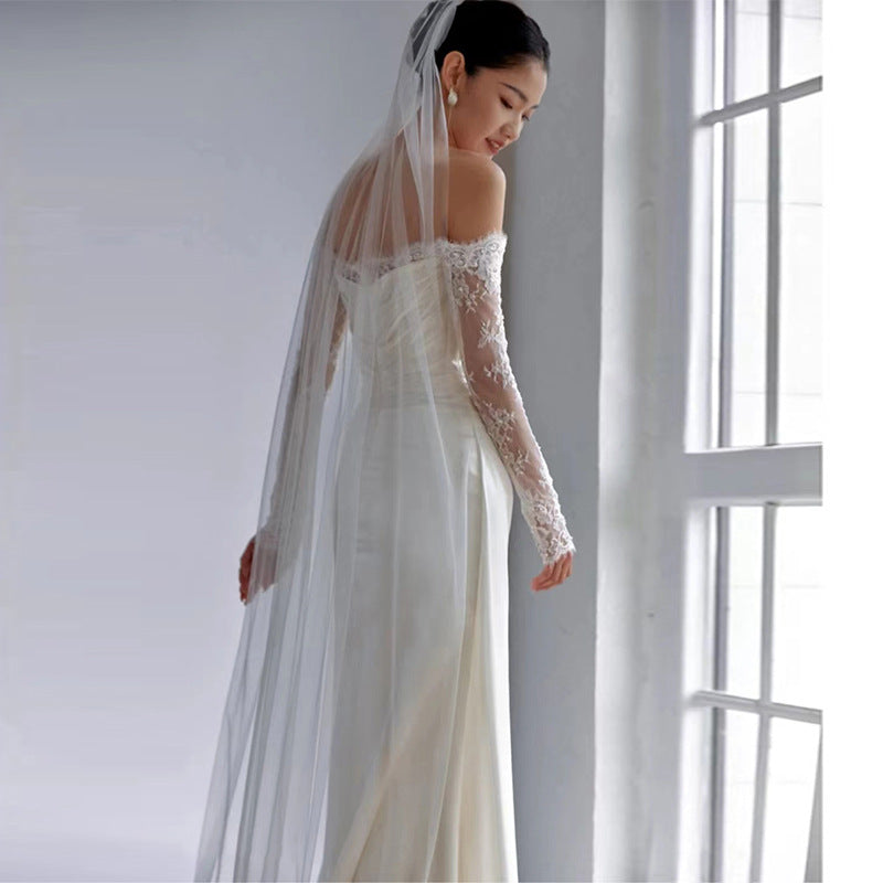 Bílé saténové šaty s dlouhým rukávem – svatební nebo společenské šaty pro drobné postavy (2025)