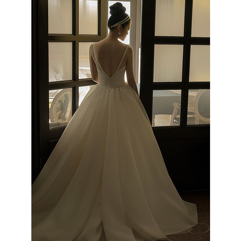 Bílé saténové šaty bez ramínek – Korejsky inspirované svatební šaty na cesty s vlečkou