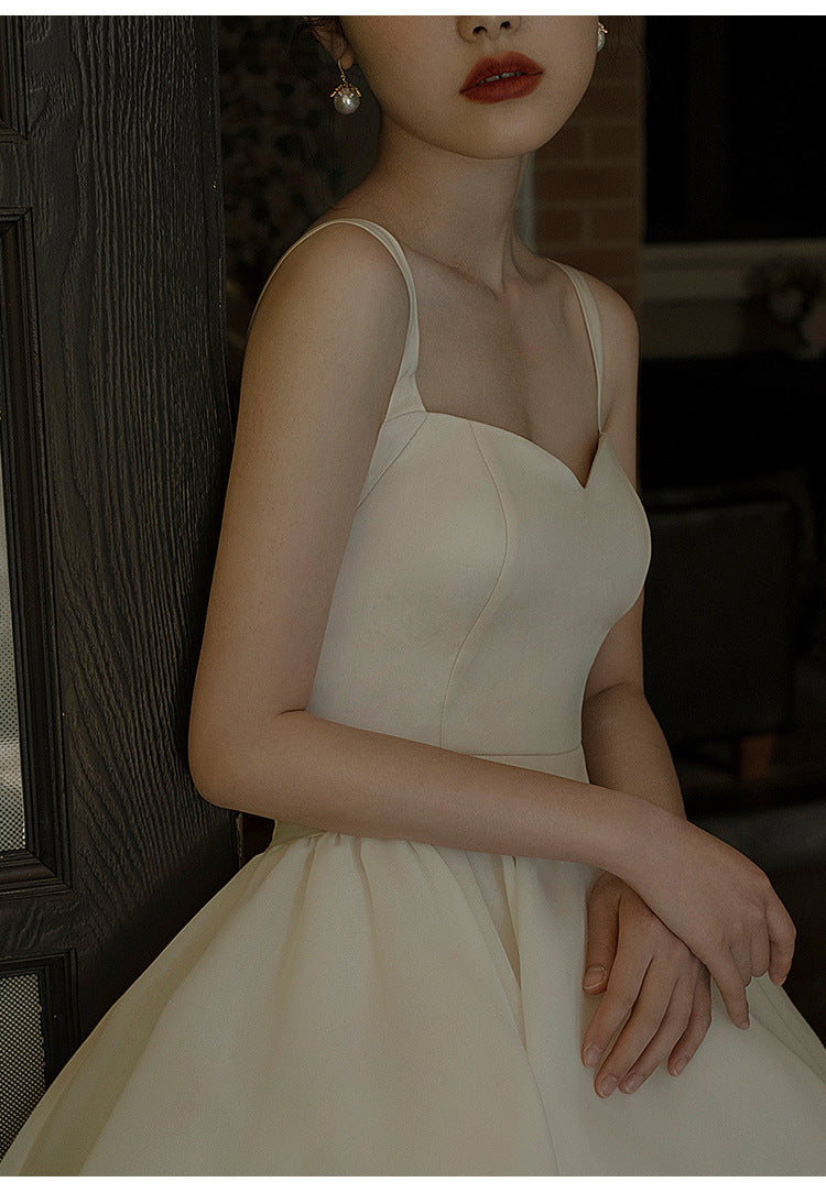 Bílé saténové šaty bez ramínek – Korejsky inspirované svatební šaty na cesty s vlečkou