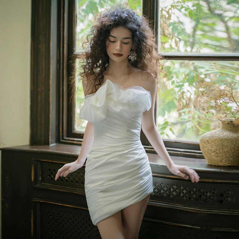 Krátké saténové svatební šaty bez ramínek – drobné šaty na zásnuby nebo občanský obřad (2025)