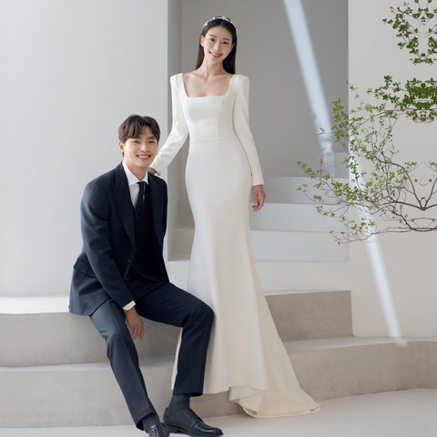 Minimalist Satin Mermaid Wedding Dress – Long-Sleeve Gown with Small Train for Outdoor Weddings (2025)