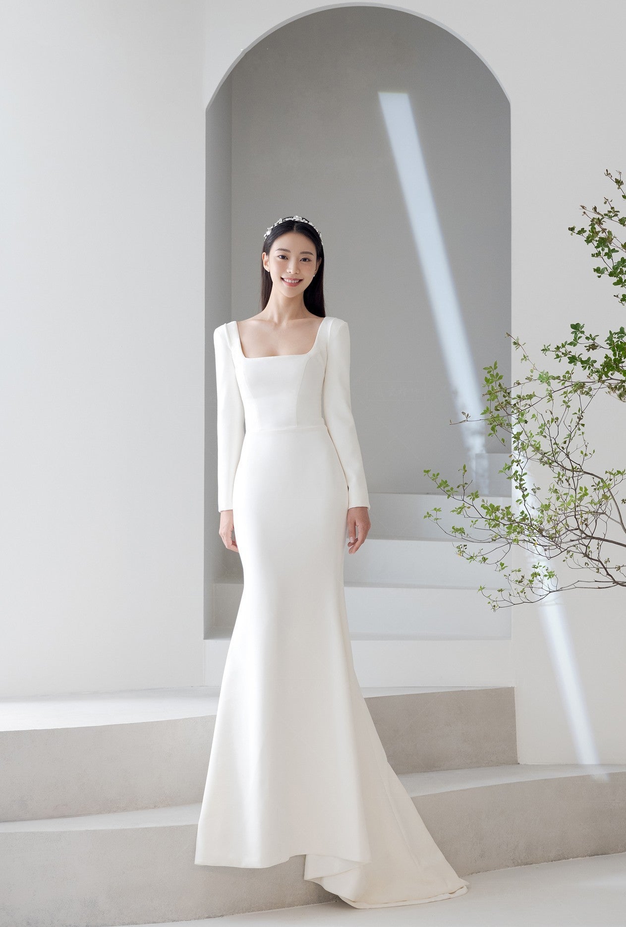 Minimalistické saténové svatební šaty ve stylu mořské panny – dlouhé rukávy s malou vlečkou pro venkovní svatby (2025)