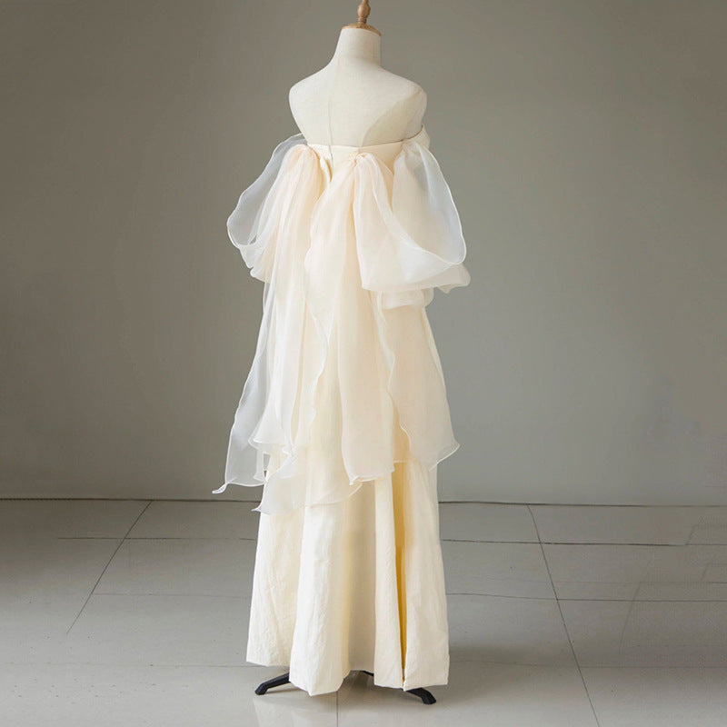 Francouzské saténové svatební šaty s odhalenými rameny – šaty inspirované lesem pro obřad nebo recepci (2025)