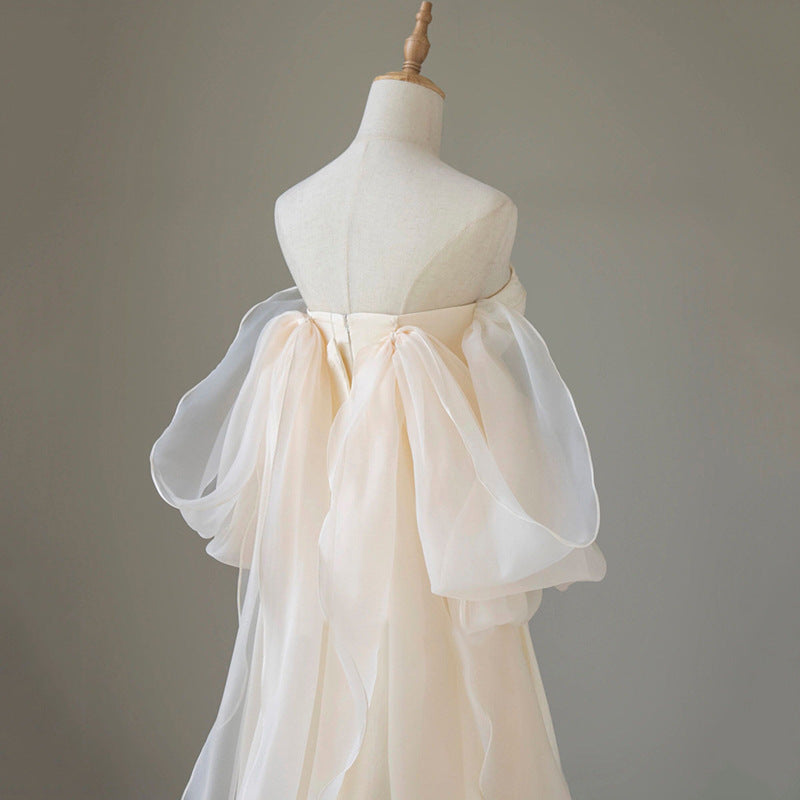 Francouzské saténové svatební šaty s odhalenými rameny – šaty inspirované lesem pro obřad nebo recepci (2025)