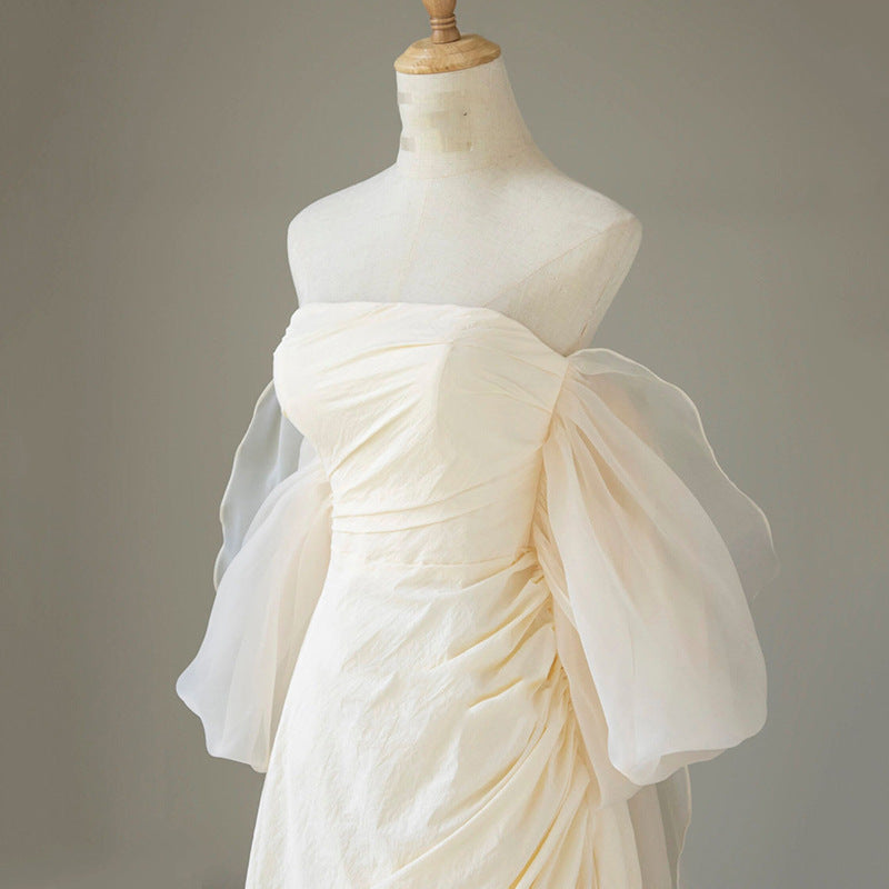 Francouzské saténové svatební šaty s odhalenými rameny – šaty inspirované lesem pro obřad nebo recepci (2025)