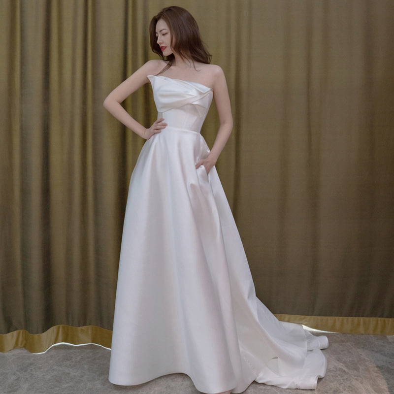 Bílé saténové svatební šaty bez ramínek – korejský styl cestovní nebo obřadní šaty s vlečkou