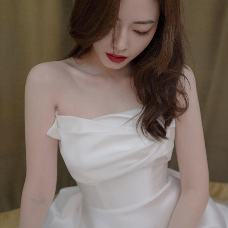 Bílé saténové svatební šaty bez ramínek – korejský styl cestovní nebo obřadní šaty s vlečkou