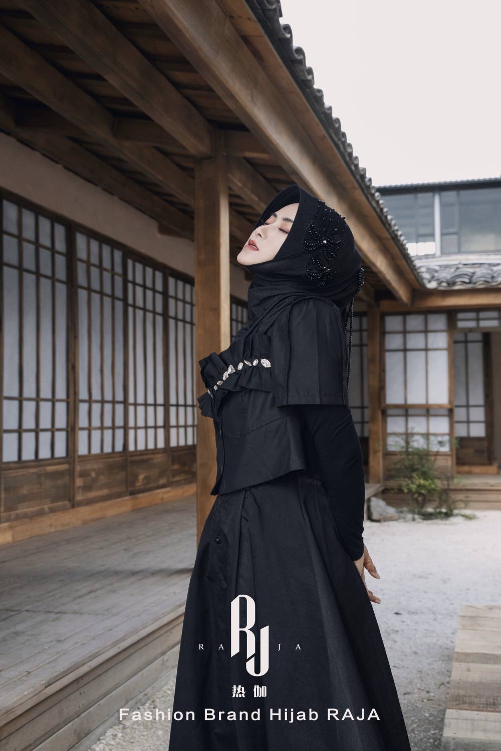 Liyana-černý třpytivý šifonový hidžáb s výšivkami, mašlemi a korálky