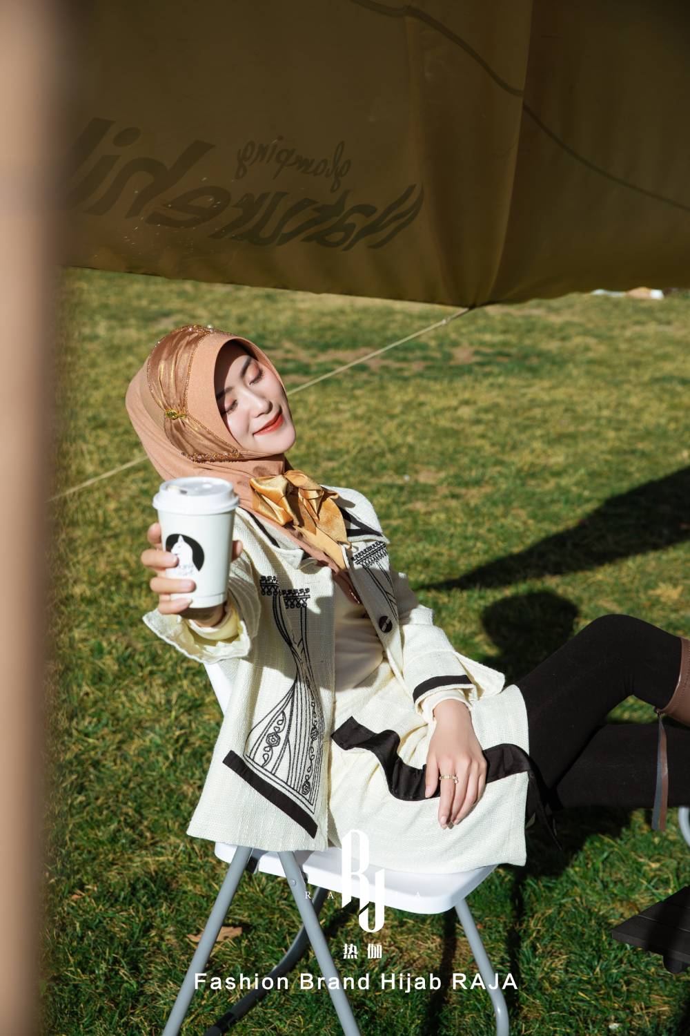 Lulu moderní a skromná šifónová čepice na hidžáb s sametovou mašlí a korálky