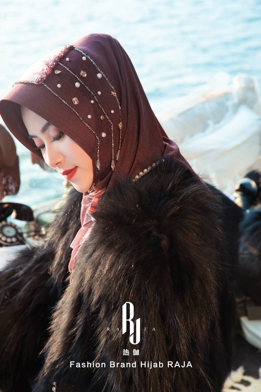 Lulu moderní a skromná šifónová čepice na hidžáb s sametovou mašlí a korálky