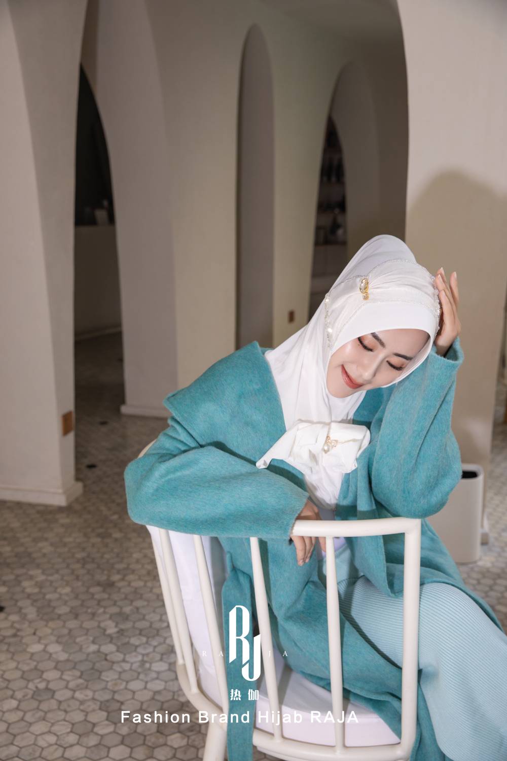 Lulu moderní a skromná šifónová čepice na hidžáb s sametovou mašlí a korálky