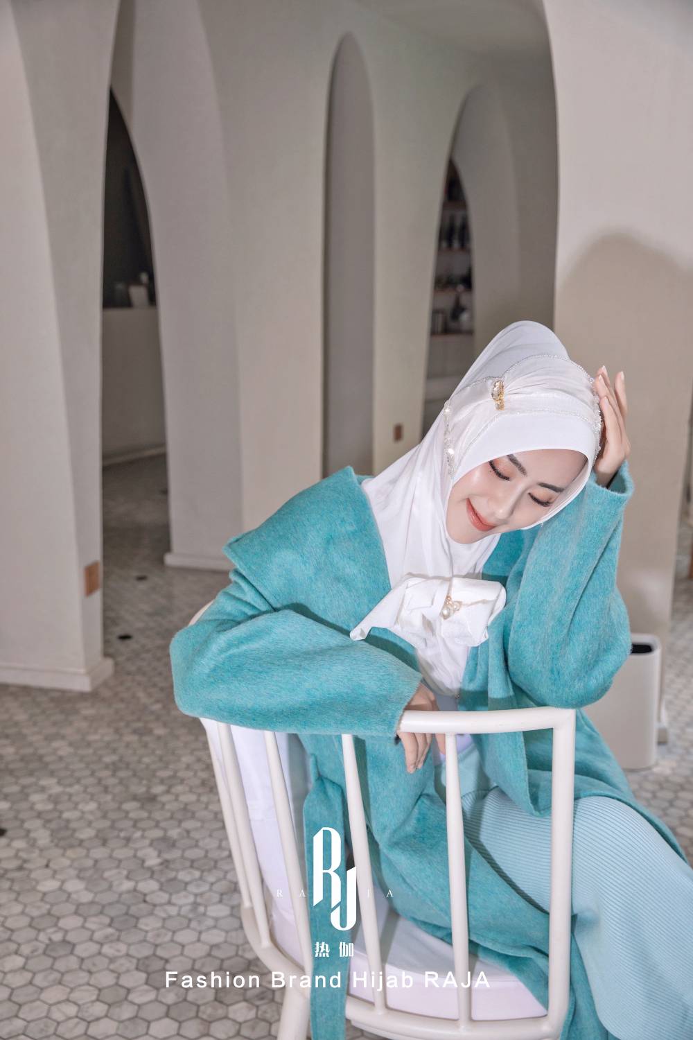 Lulu moderní a skromná šifónová čepice na hidžáb s sametovou mašlí a korálky