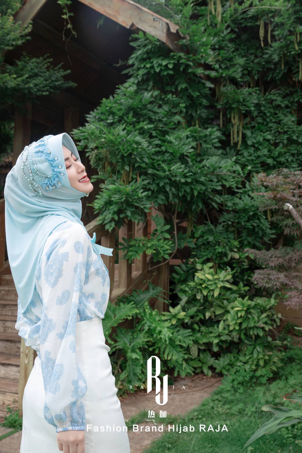 Adiva-Baby modrý elegantní šifonový čepičkový hidžáb s saténovými mašlemi a korálkovými detaily