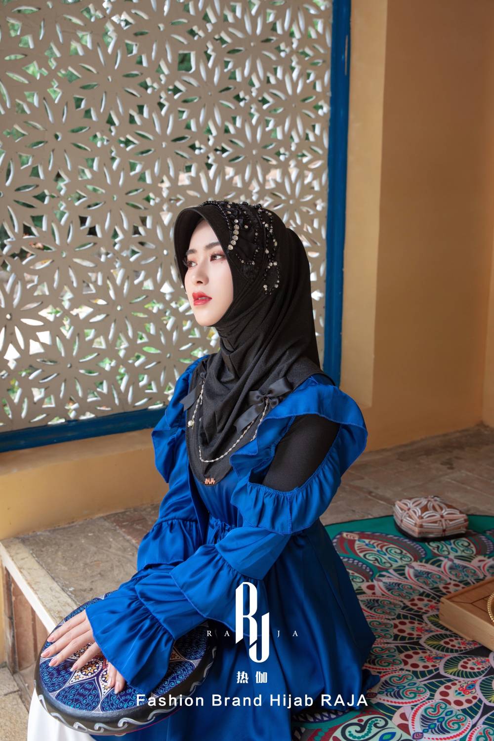 Adiva-Černá elegantní šifónová čepice na hidžáb s saténovými mašlemi a korálkovými detaily