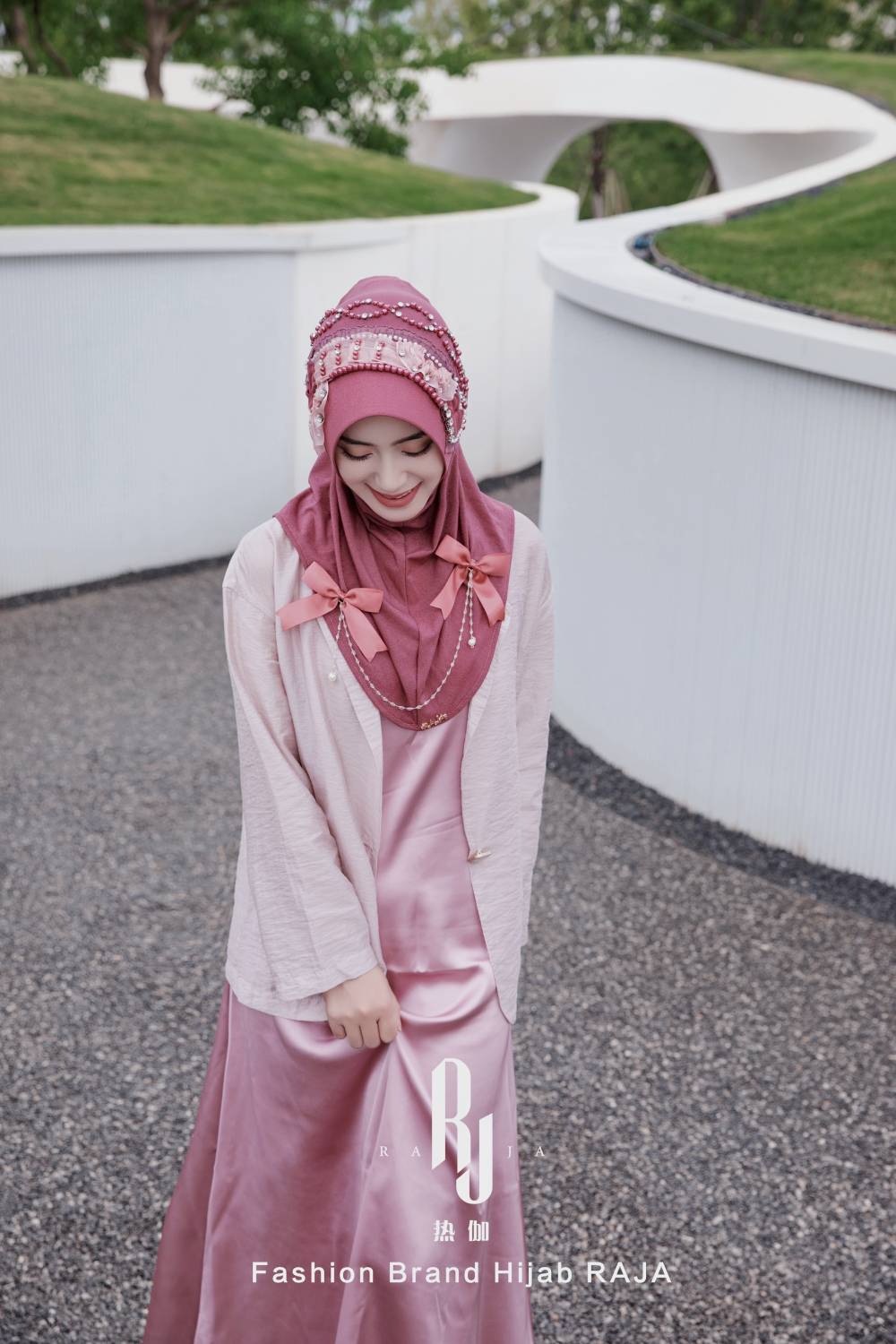 Adiva-Jujube Chic šifonová čepice na hidžáb s saténovými mašlemi a korálkovými detaily