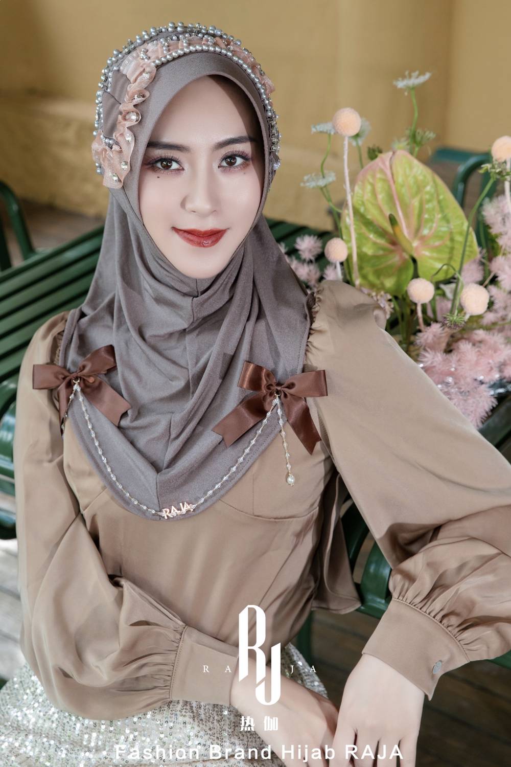 Adiva-Swanky šedá elegantní šifónová čepice na hidžáb s saténovými mašlemi a korálkovými detaily