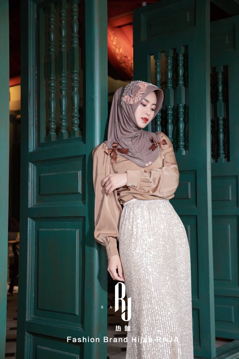 Adiva-Swanky šedá elegantní šifónová čepice na hidžáb s saténovými mašlemi a korálkovými detaily