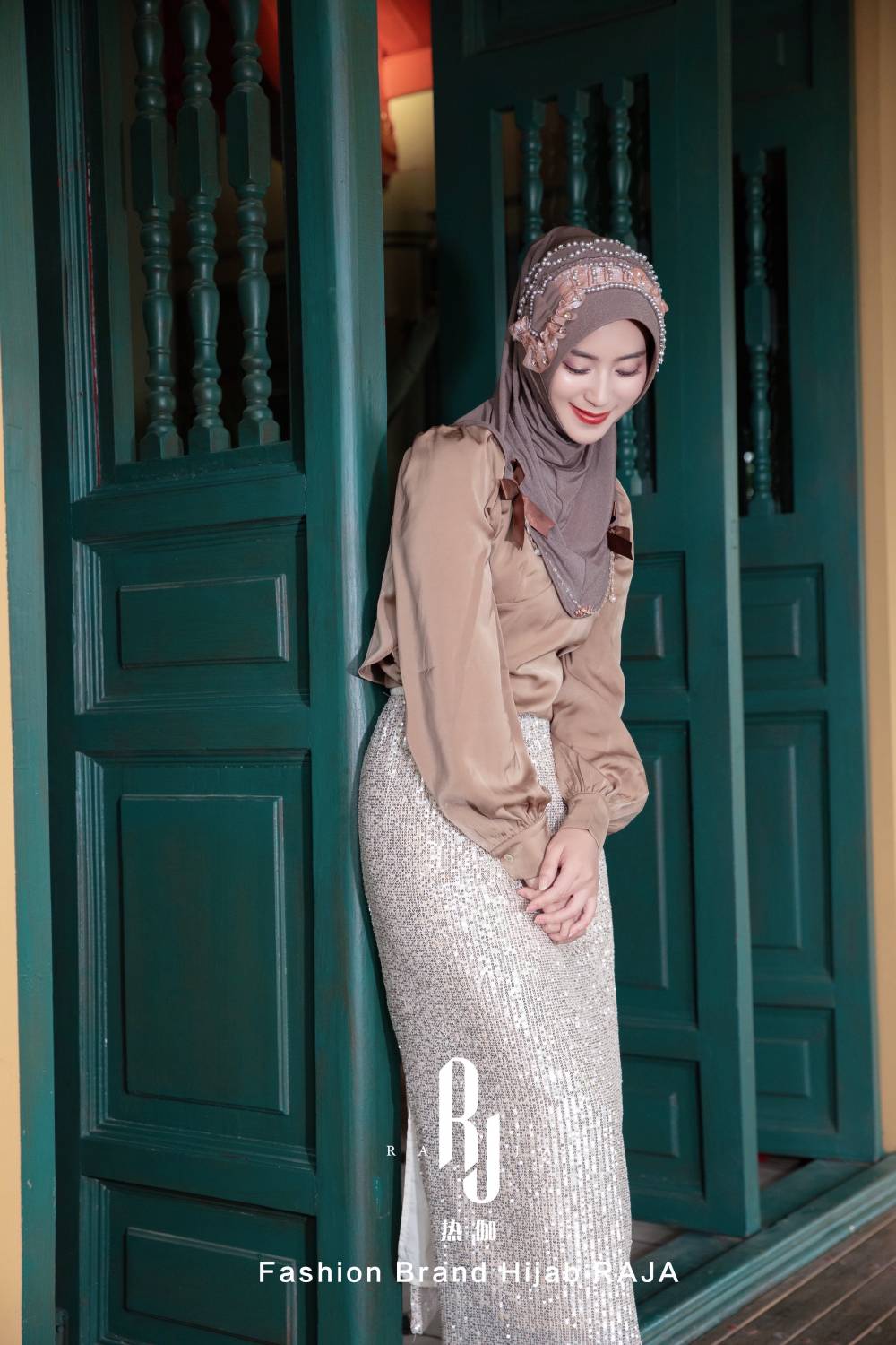 Adiva-Swanky šedá elegantní šifónová čepice na hidžáb s saténovými mašlemi a korálkovými detaily