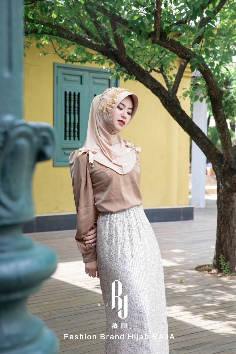 Adiva-Krémová čepice Chic Chiffon Hijab s saténovými mašlemi a korálkovými detaily