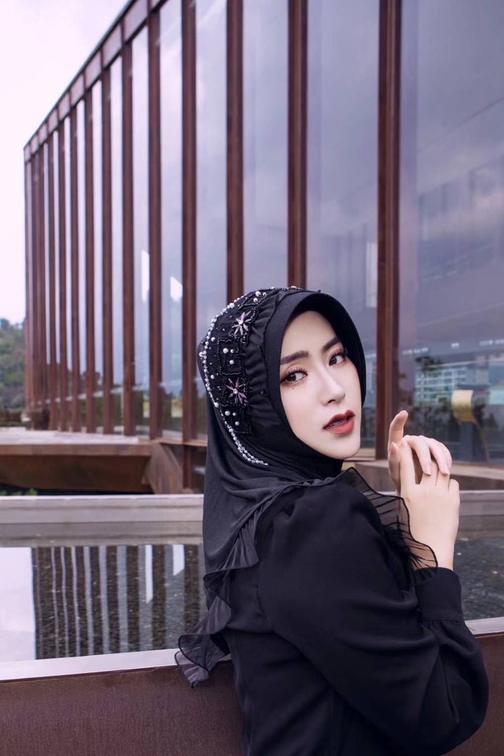 Kaliala-černá vyšívaná šifónová čepice na hidžáb s perlami a kamínky