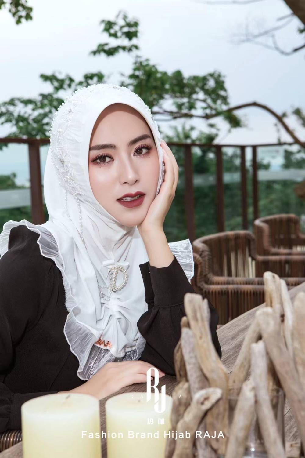 Kaliala-bílá vyšívaná šifónová čepice na hidžáb s perlami a kamínky