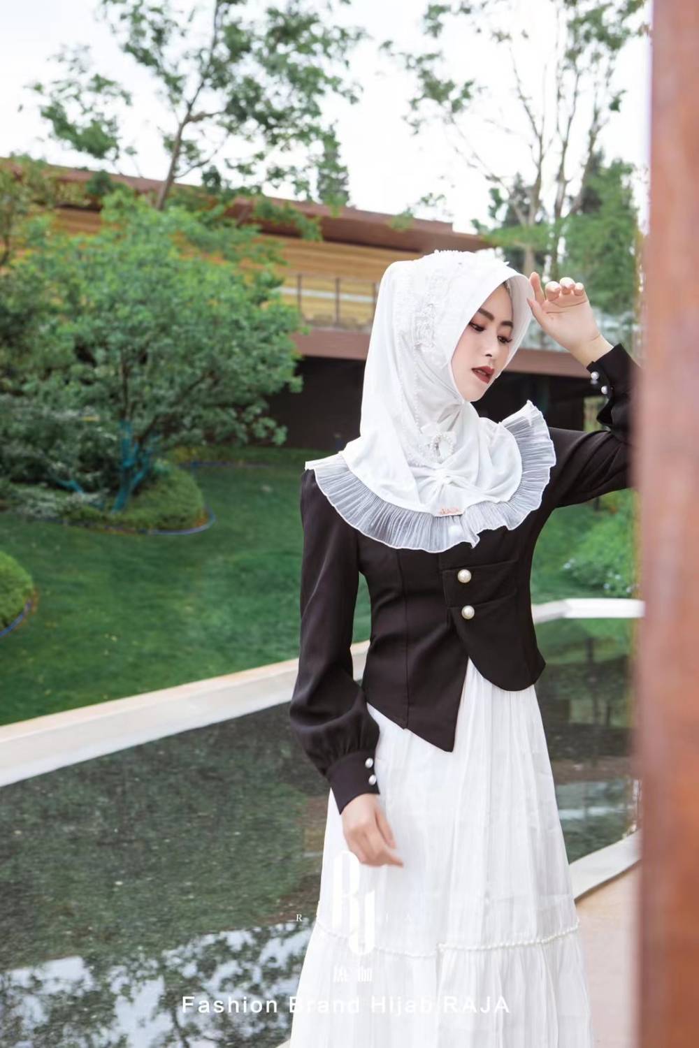 Kaliala-bílá vyšívaná šifónová čepice na hidžáb s perlami a kamínky