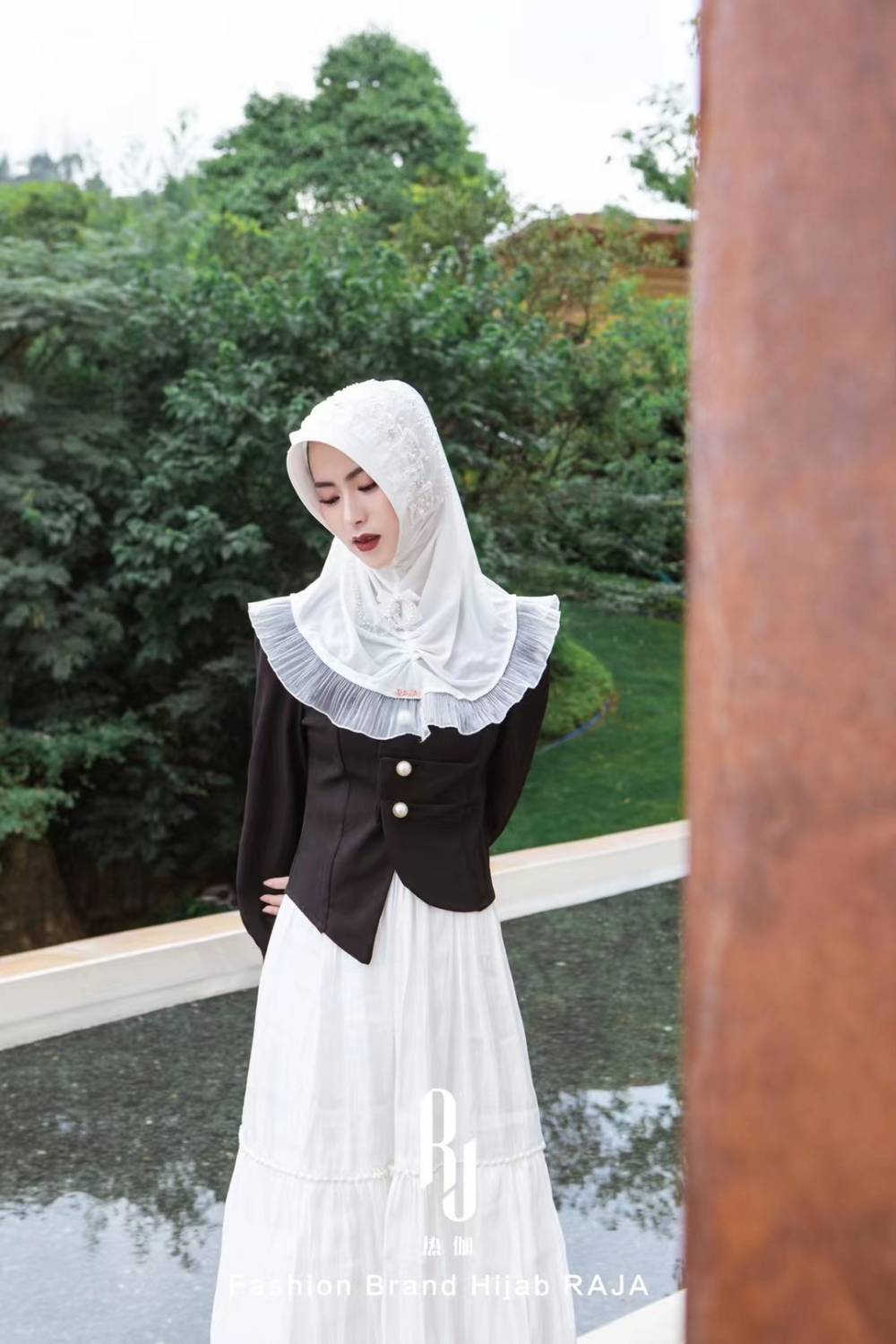 Kaliala-bílá vyšívaná šifónová čepice na hidžáb s perlami a kamínky