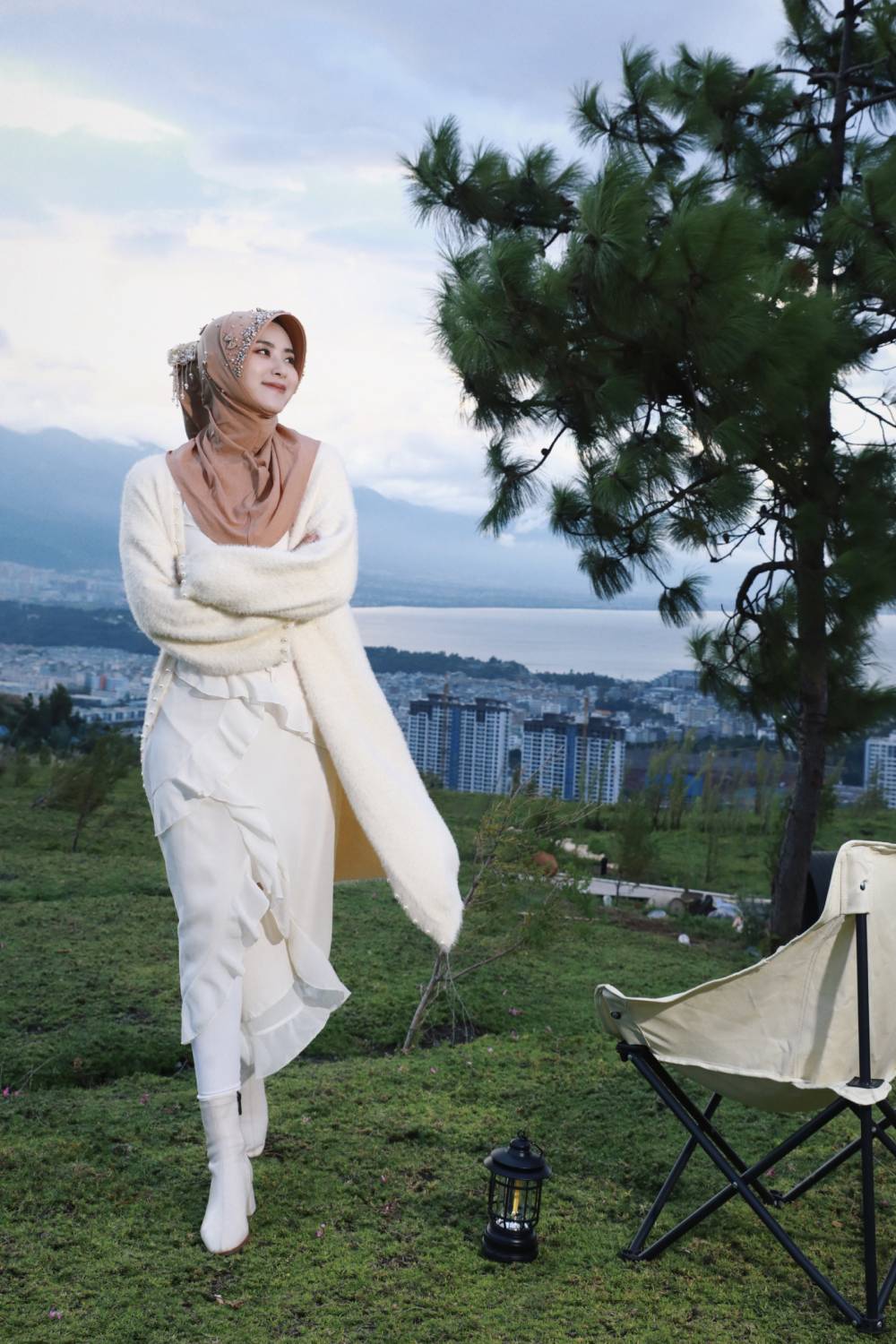 Barika-Apricot Romantische handgefertigte Hijab-Kappe mit Satinschleifen