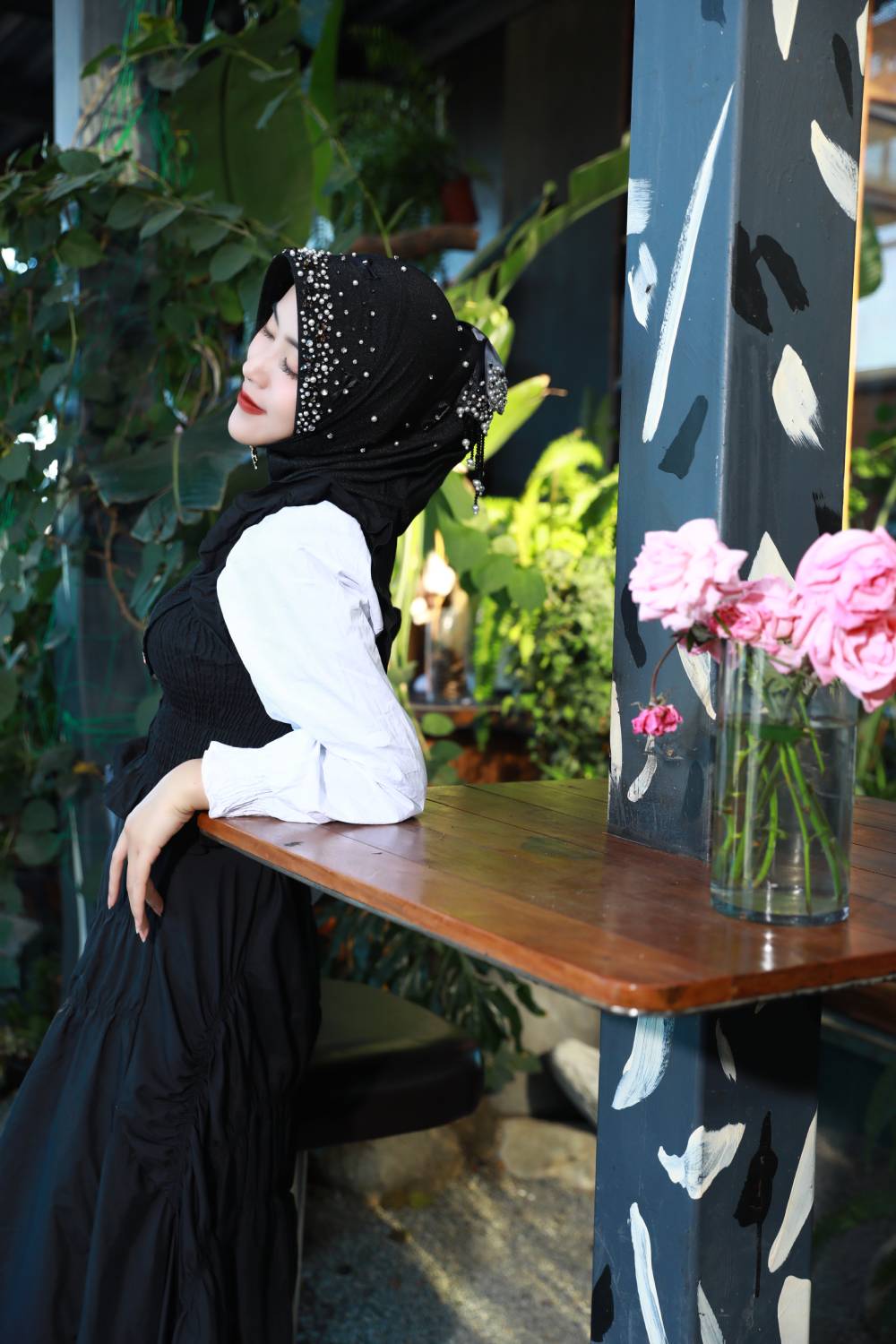 Barika-Schwarze romantische handgefertigte Hijab-Kappe mit Satinschleifen