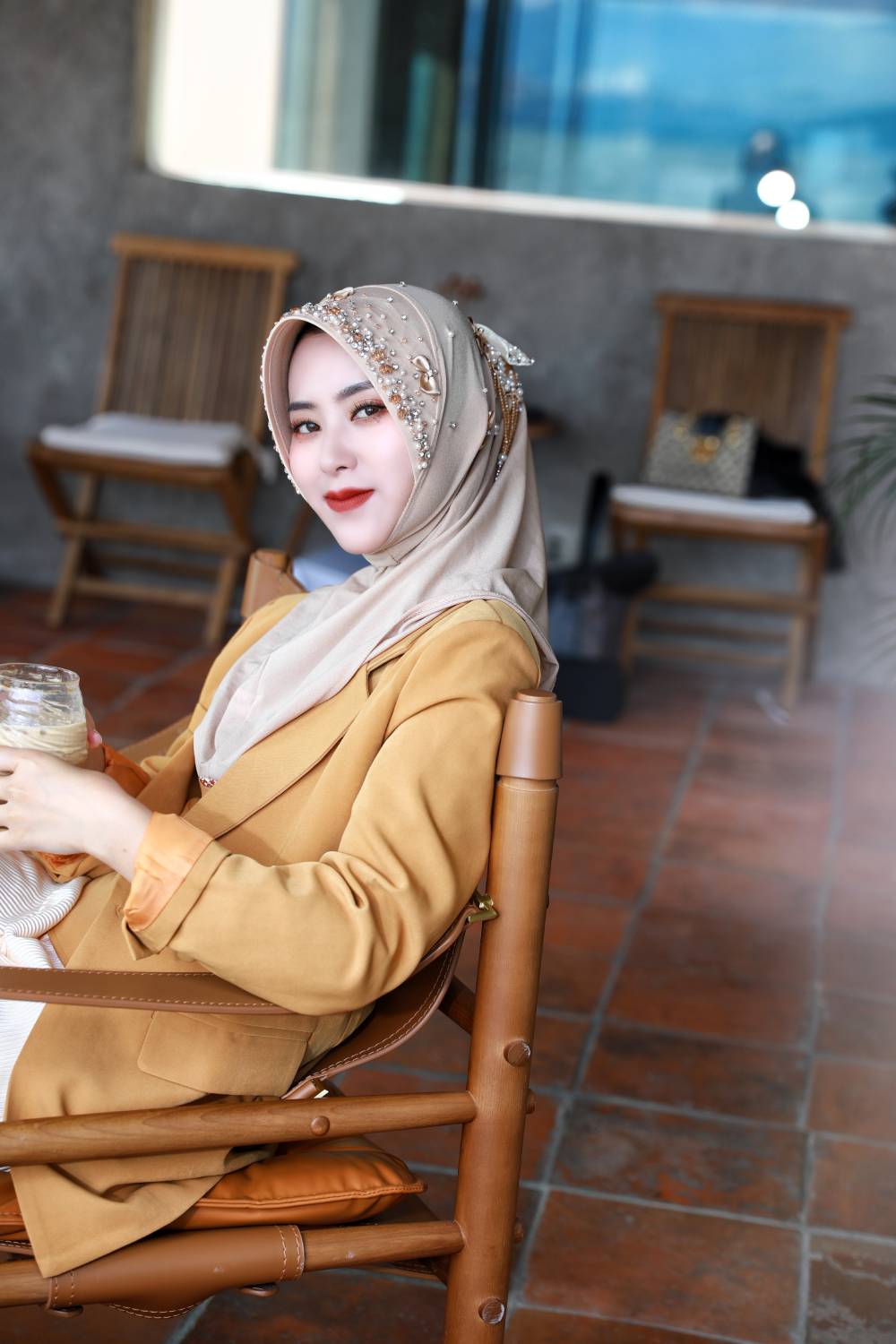 Barika - Hellbeige romantische handgefertigte Hijab-Kappe mit Satinschleifen