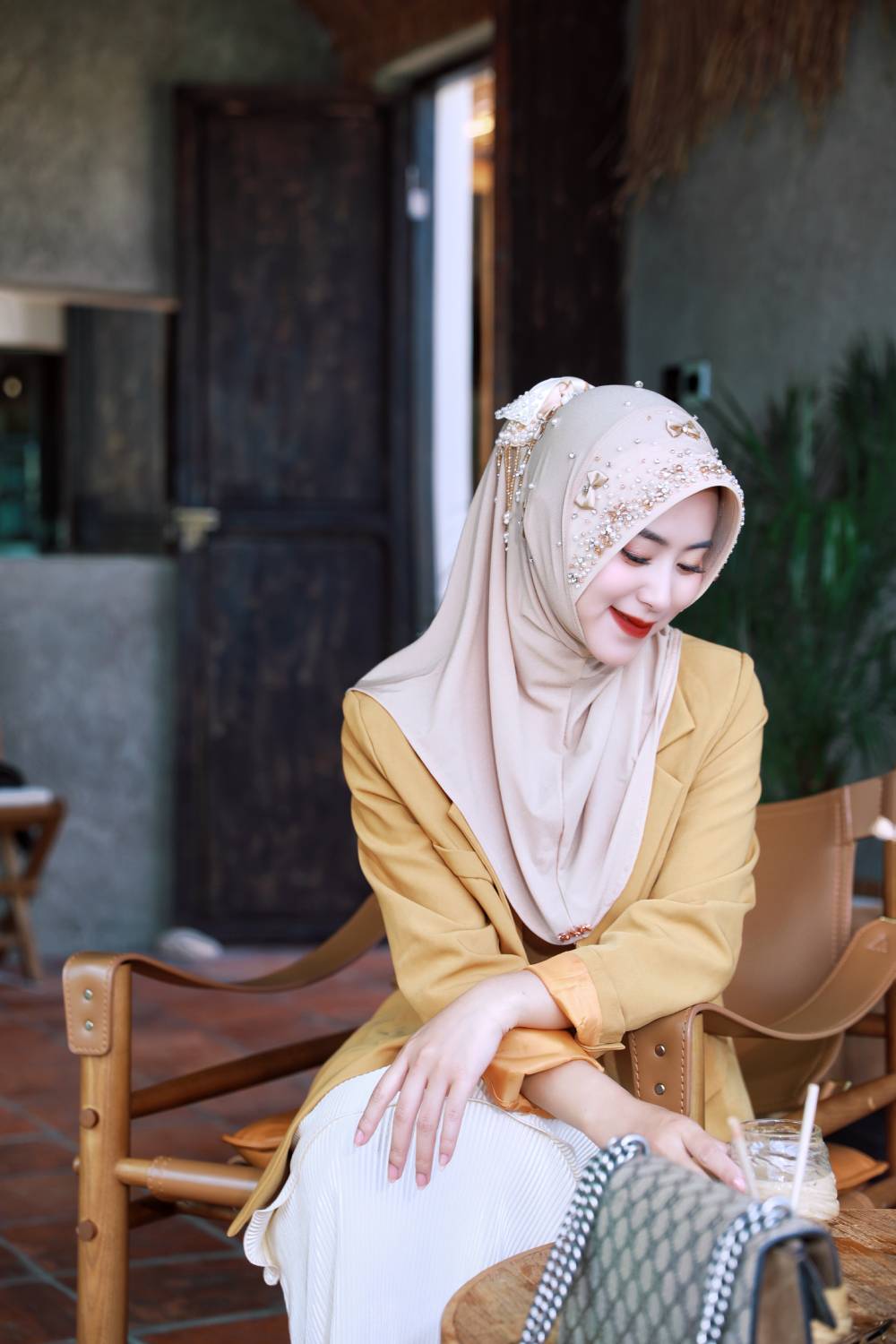 Barika - Hellbeige romantische handgefertigte Hijab-Kappe mit Satinschleifen