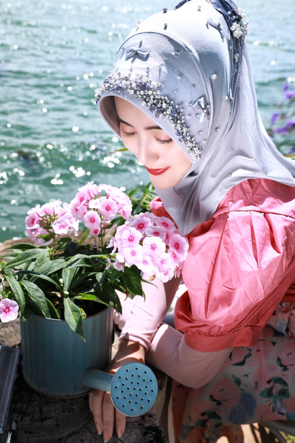 Barika - Romantische handgefertigte Hijab-Kappe aus lila Spitze mit Satinschleifen