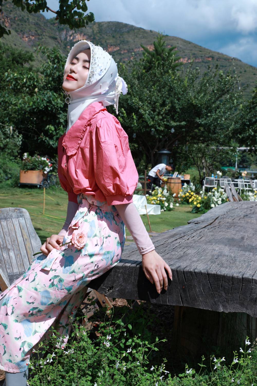 Barika-Weiße romantische handgefertigte Hijab-Kappe mit Satinschleifen