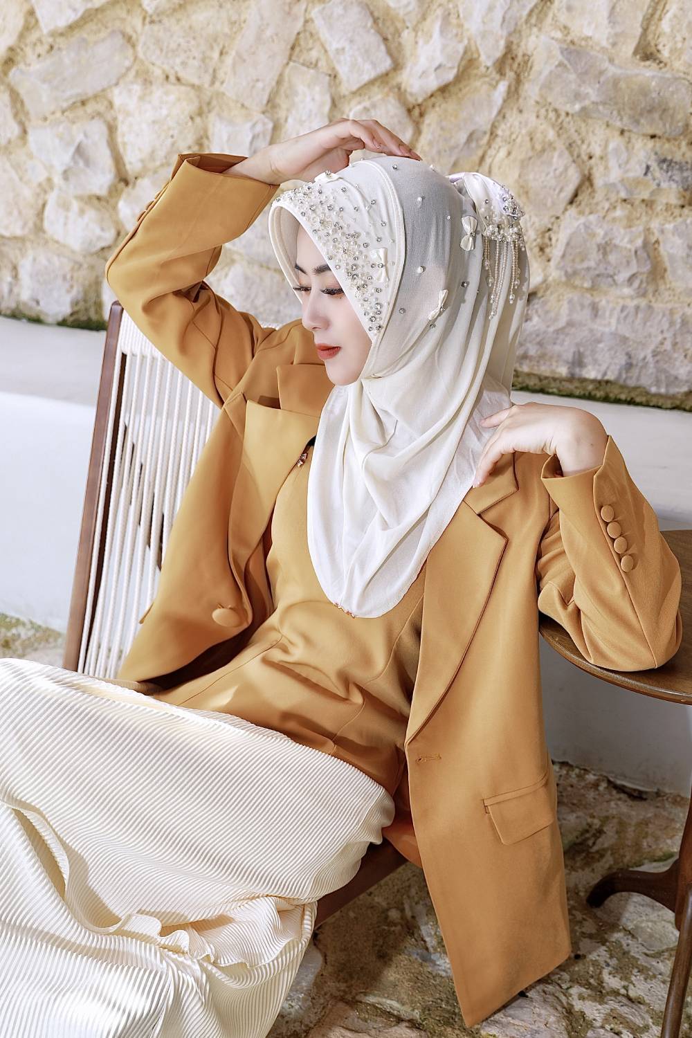 Barika-Weiße romantische handgefertigte Hijab-Kappe mit Satinschleifen