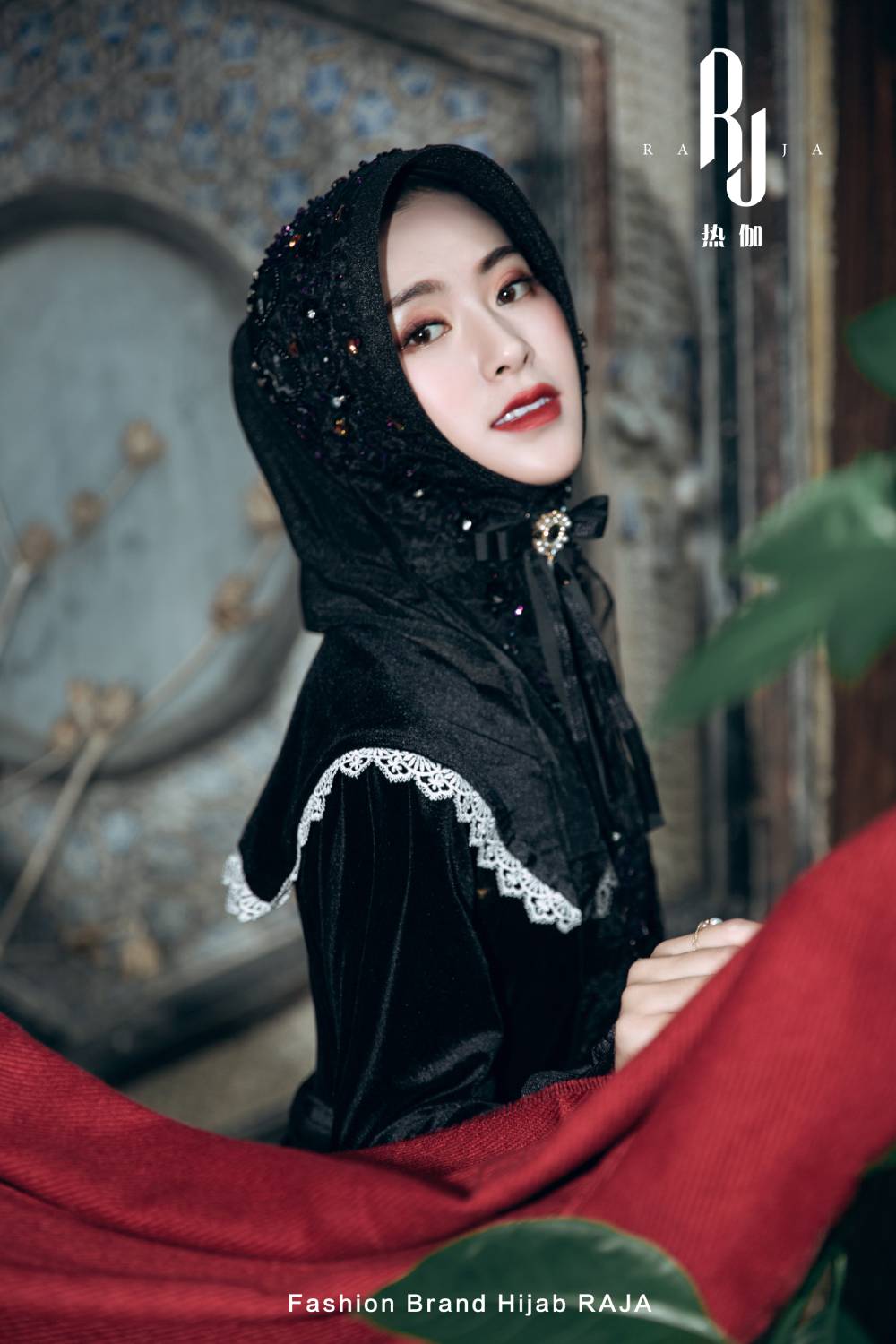 Yara - Schwarze handbestickte Hijab-Kappe mit Perlen und dreidimensionalen Blumen