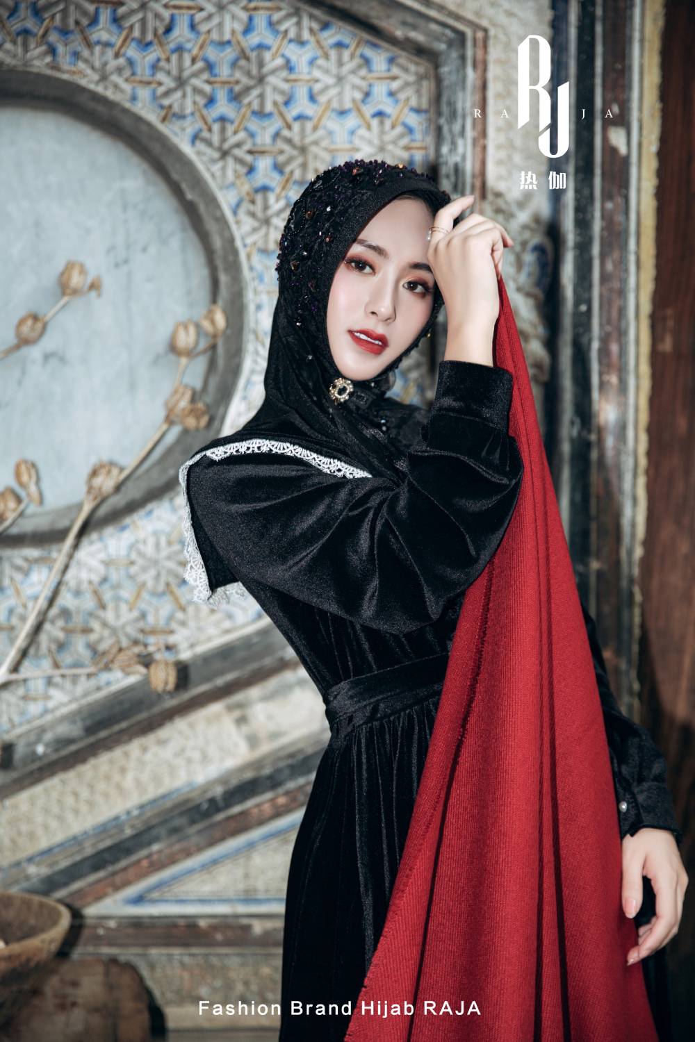 Yara - Schwarze handbestickte Hijab-Kappe mit Perlen und dreidimensionalen Blumen