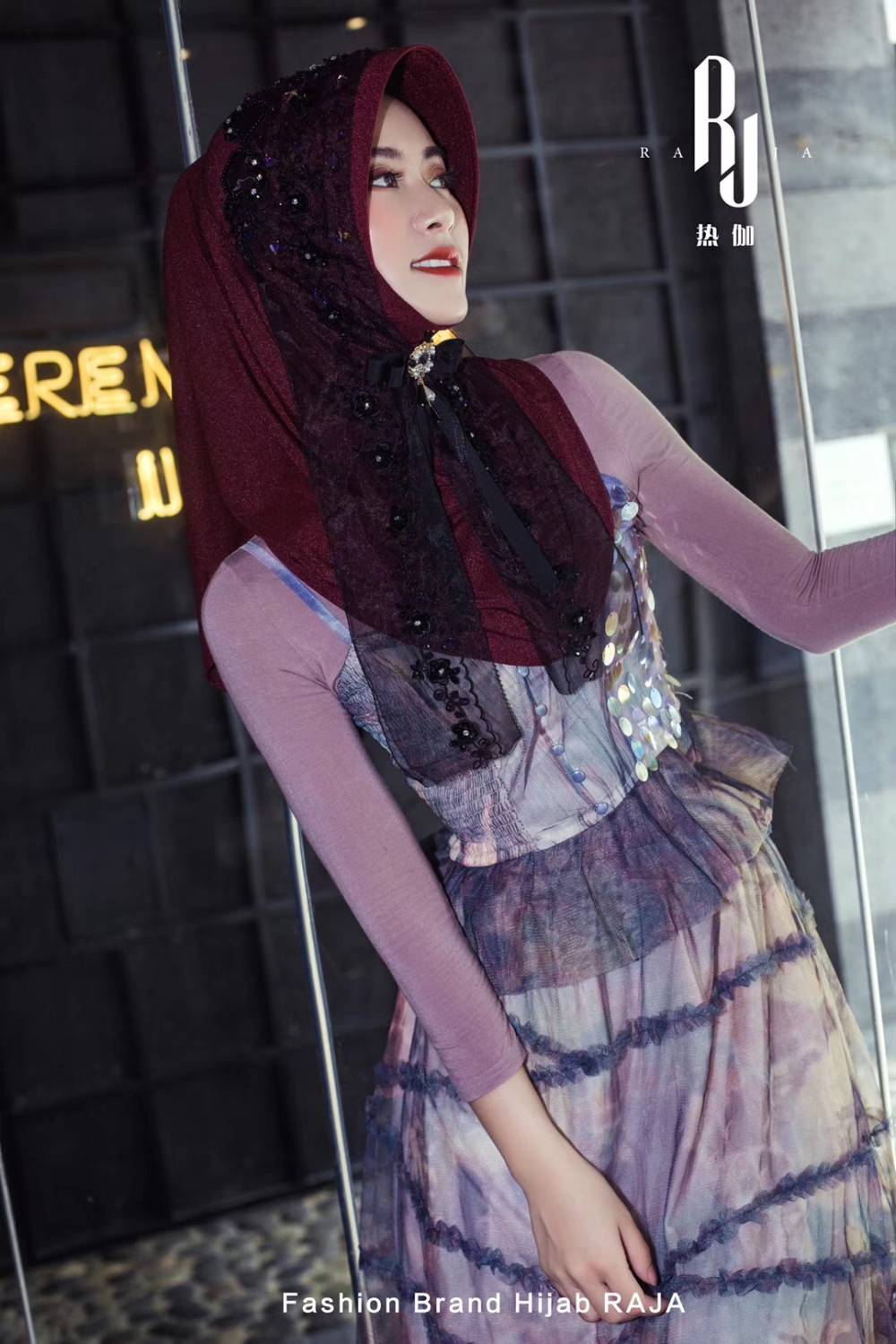 Yara-Burgundy Handbestickte Hijab-Kappe mit Perlen und dreidimensionalen Blumen