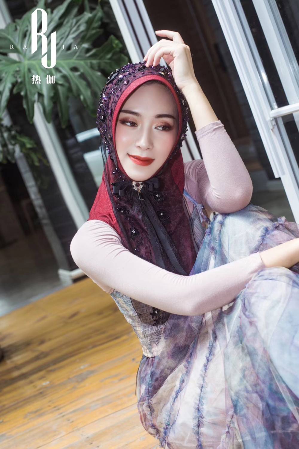 Yara-Burgundy Handbestickte Hijab-Kappe mit Perlen und dreidimensionalen Blumen