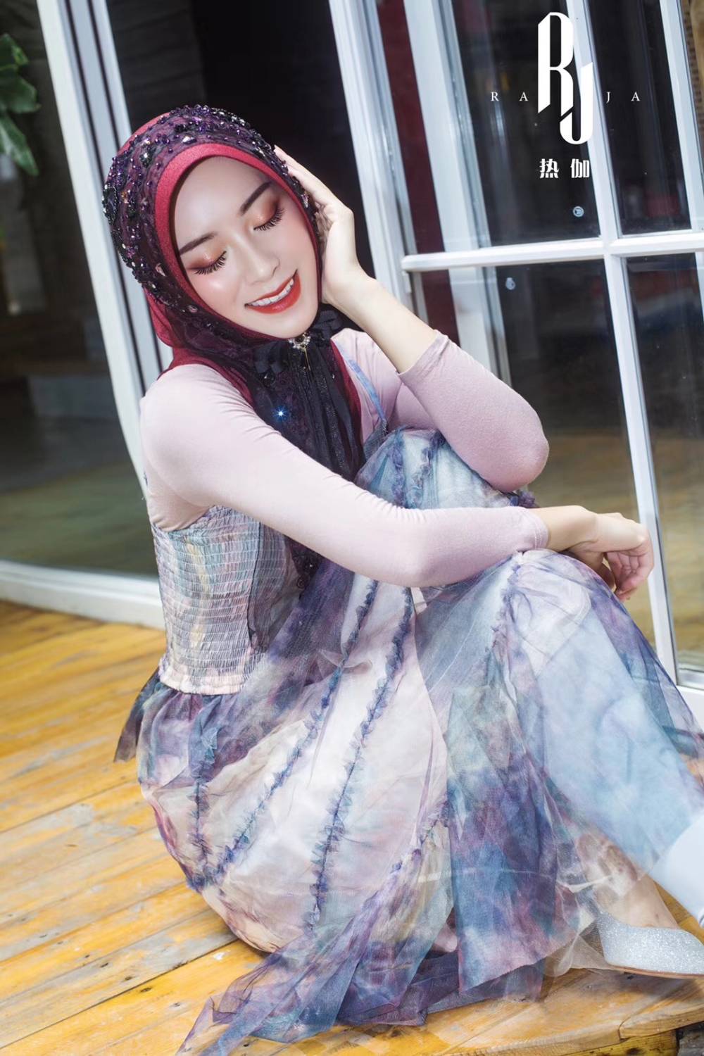 Yara-Burgundy Handbestickte Hijab-Kappe mit Perlen und dreidimensionalen Blumen