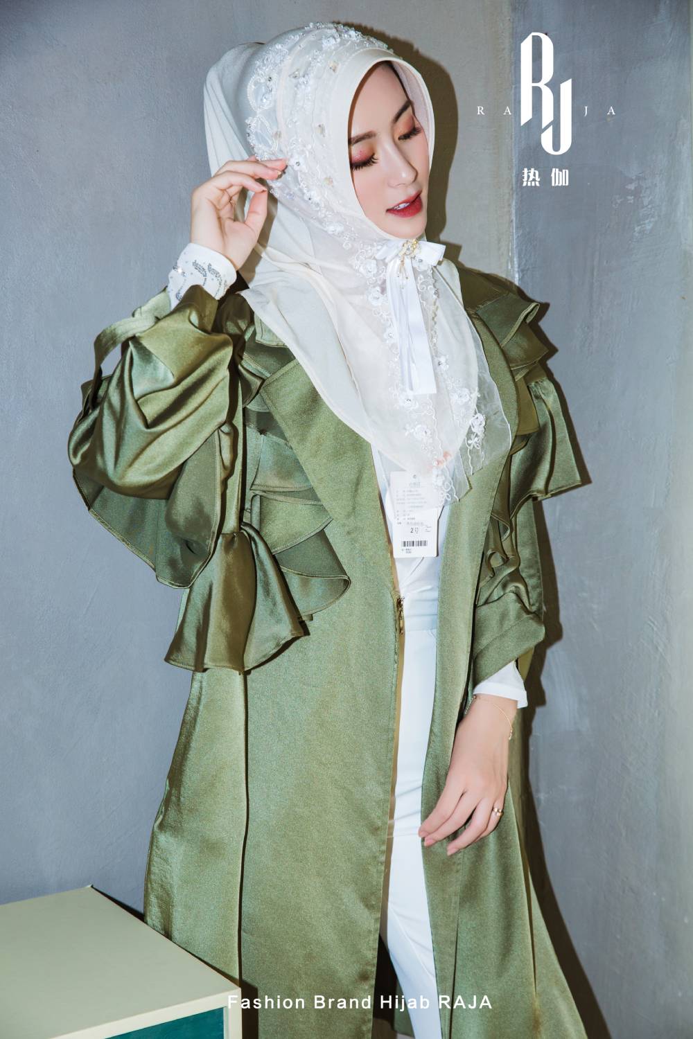 Yara-Weiße handbestickte Hijab-Kappe mit Perlen und dreidimensionalen Blumen