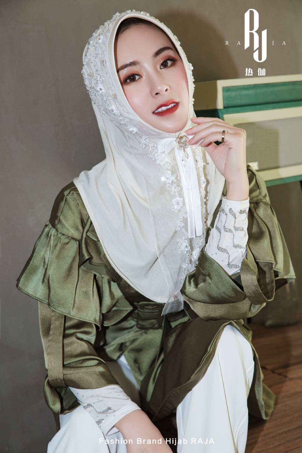 Yara-Weiße handbestickte Hijab-Kappe mit Perlen und dreidimensionalen Blumen